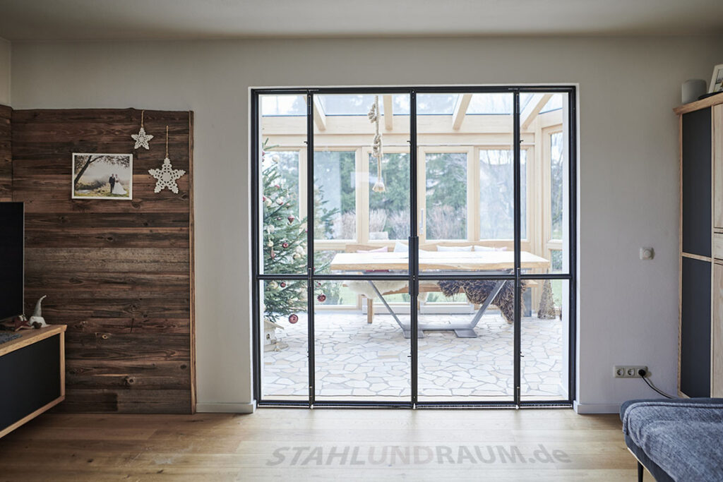 Falttür aus Stahl und Glas geschlossen in einer Berlin Wohnung