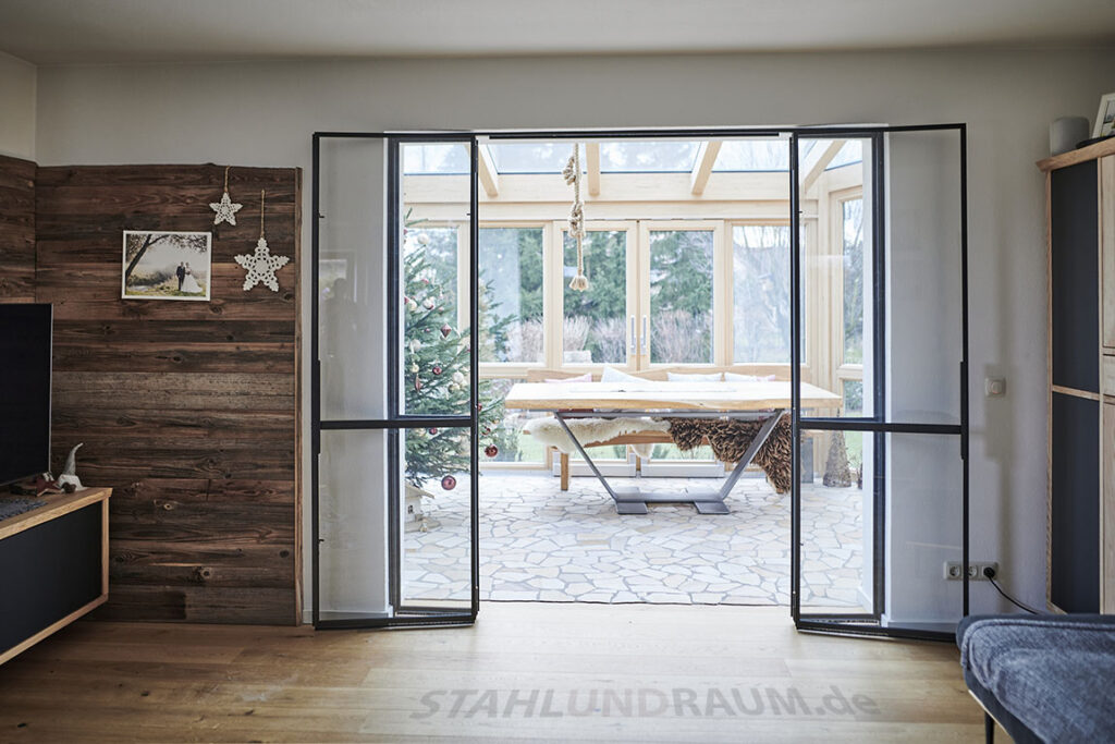 Lofttür aus Stahl und Glas geöffnet in Landhaus Franken