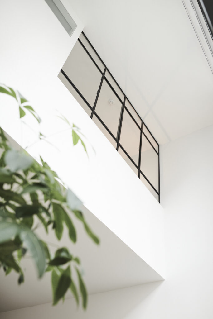 Stahl-Fenster in Maisonette Wohnung in Berlin. Hier sieht man einen Balkon in einer Wohnung im Innenraum.
