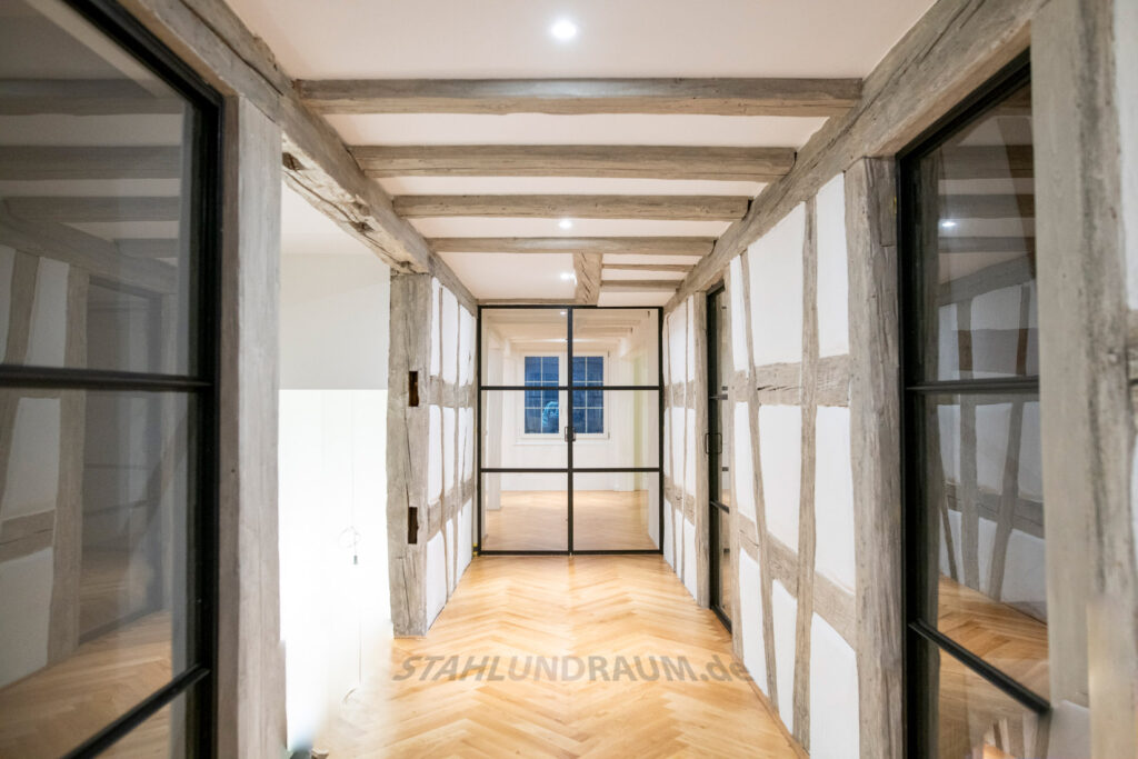 Lofttür in Fachwerkhaus aus Stahl und Glas.