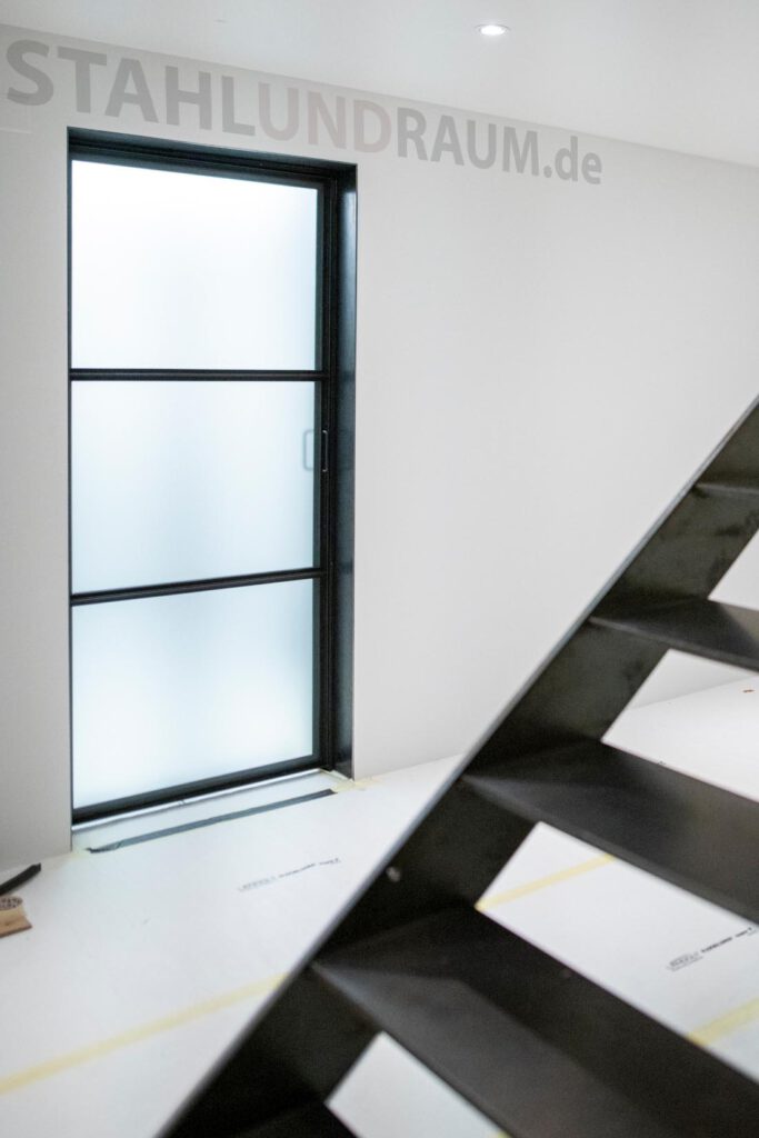 Loft-Tür aus Stahl und Glas mit Blechzarge
