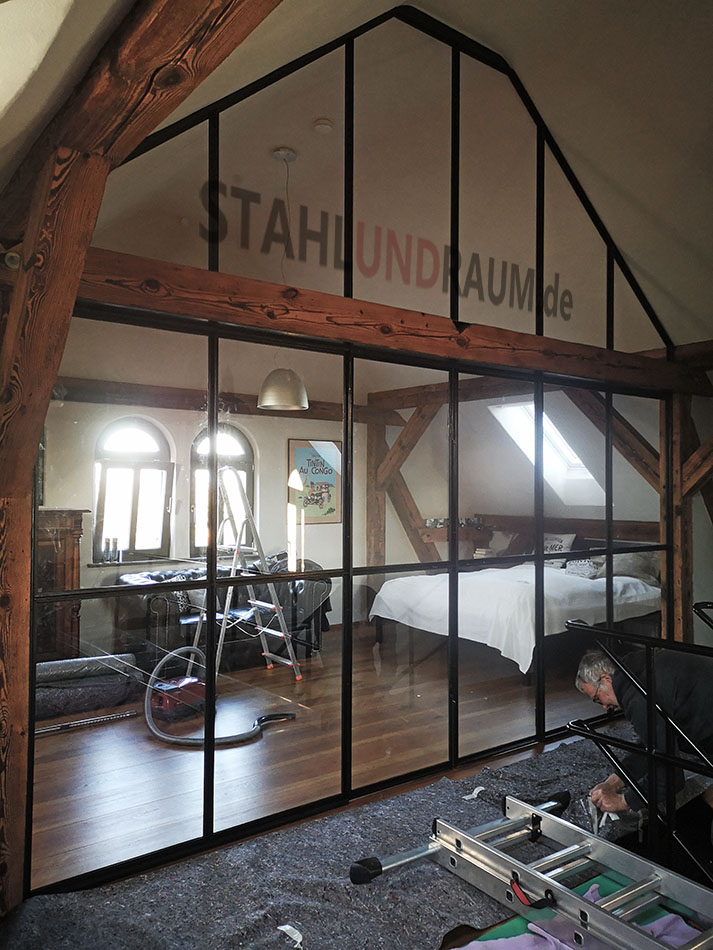 Stahl Trennwand im Spitzdach in einem alten aber modernen Bahnwärter Haus