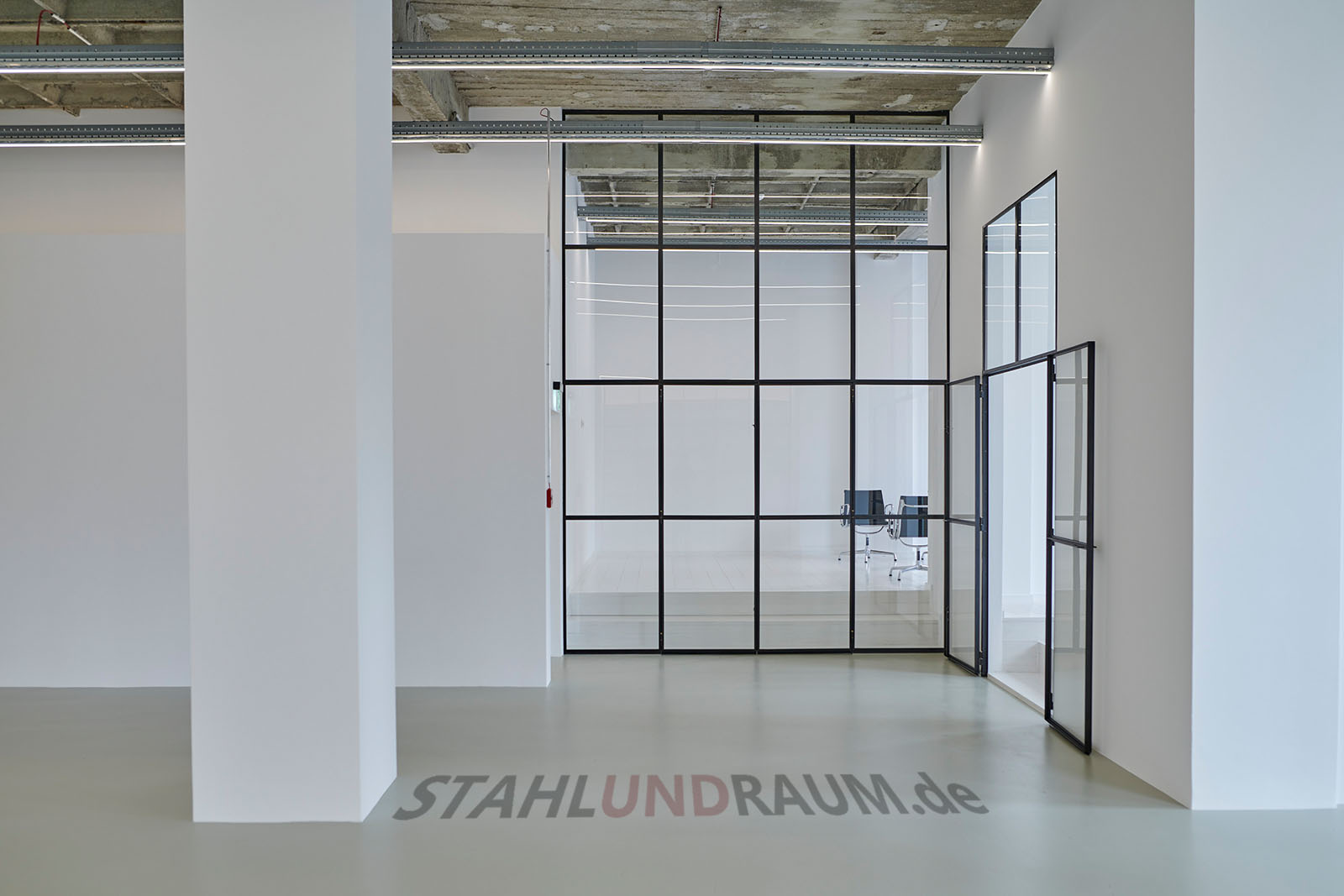 Großer Raumteiler im Büro. Bauhaus und Loft-Design in Stahl und Glas