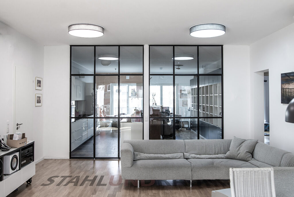 Bauhaus Metall - Trennwand in Berlin aus Stahl und Glas, symmetrische und gespiegelte Installation.