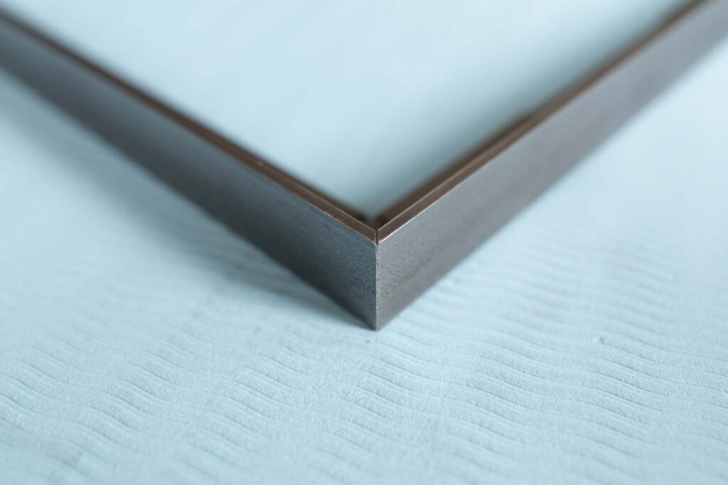 Bilderrahmen aus Metall gefertigt aus kaltgezogenem Stahlwinkel. 
