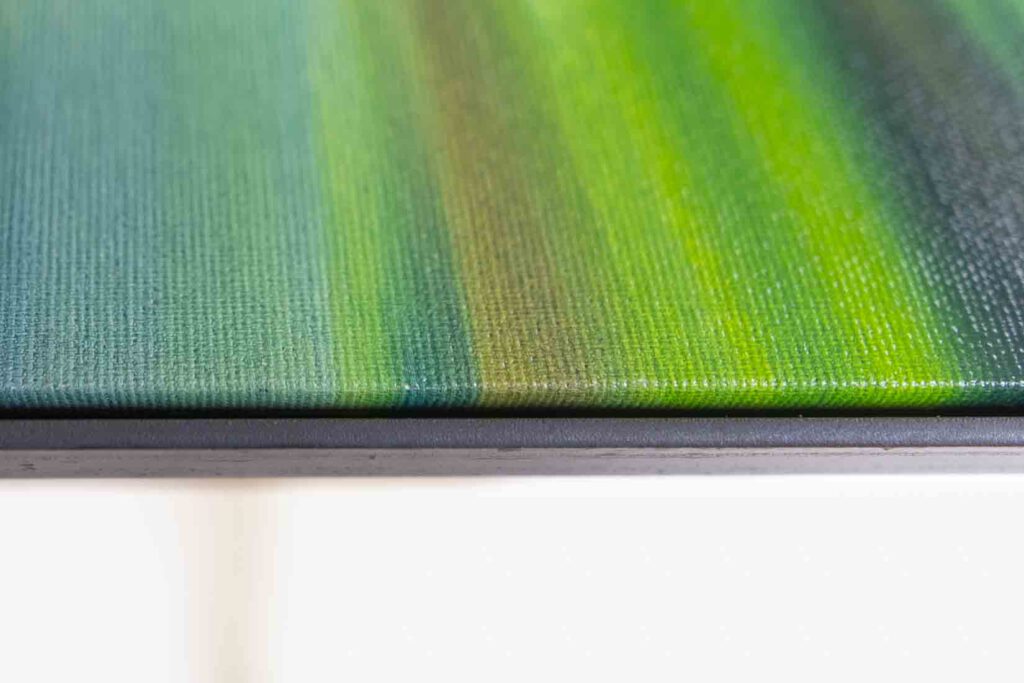 Stahl Bilderrahmen mit Schattenfuge aus Metallwinkel gefertigt. Seitenansicht des Schattenfugenrahmens aus Stahl mit Leinwand.