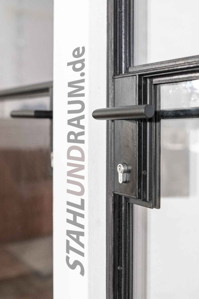 Schlosskasten mit Griff an Stahl Glas Trennwand. Oberfläche Stahl natur geölt.