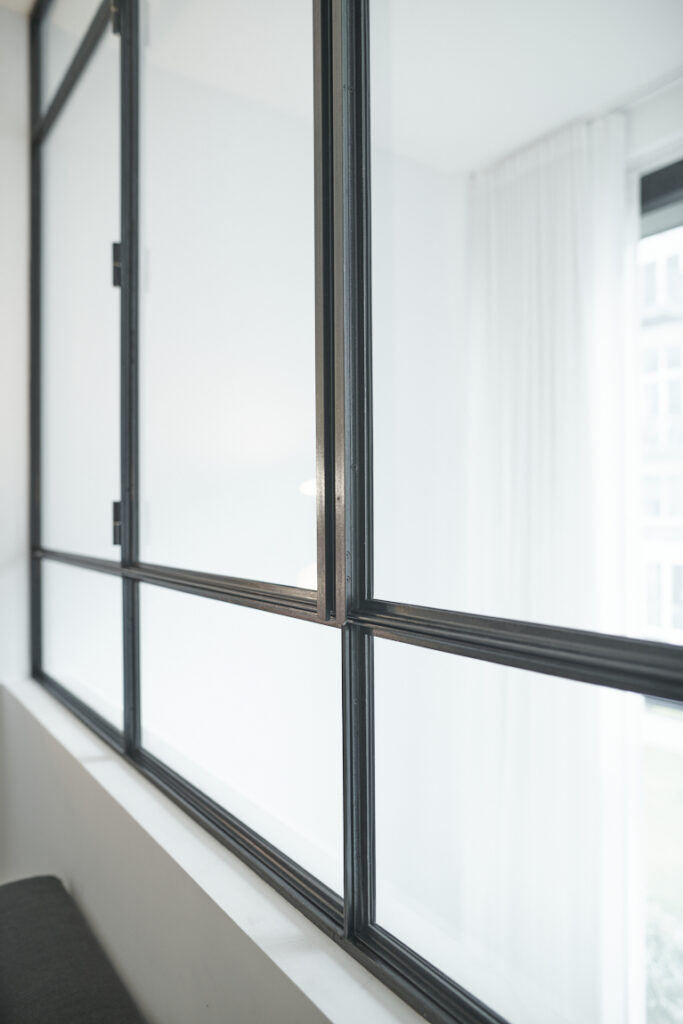 Stahl-Fenster in Maisonette Wohnung in Berlin. Hier siht man die schöne Brünierung und schwärzung am Stahl