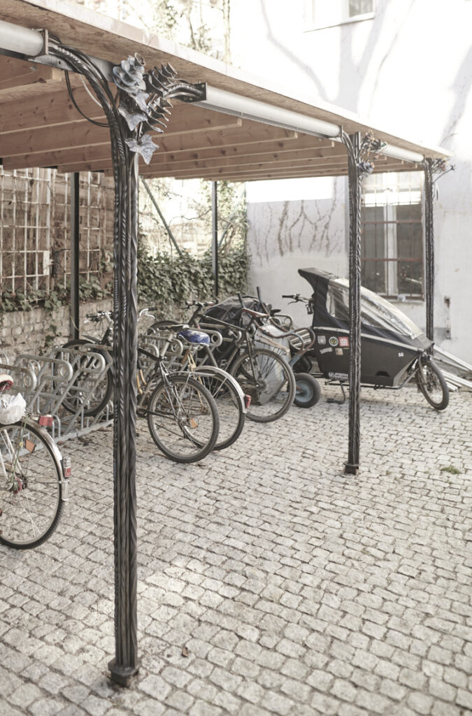 geschmiedete Stahl-Säulen und Pfosten für eine Fahrrad-Überdachung.