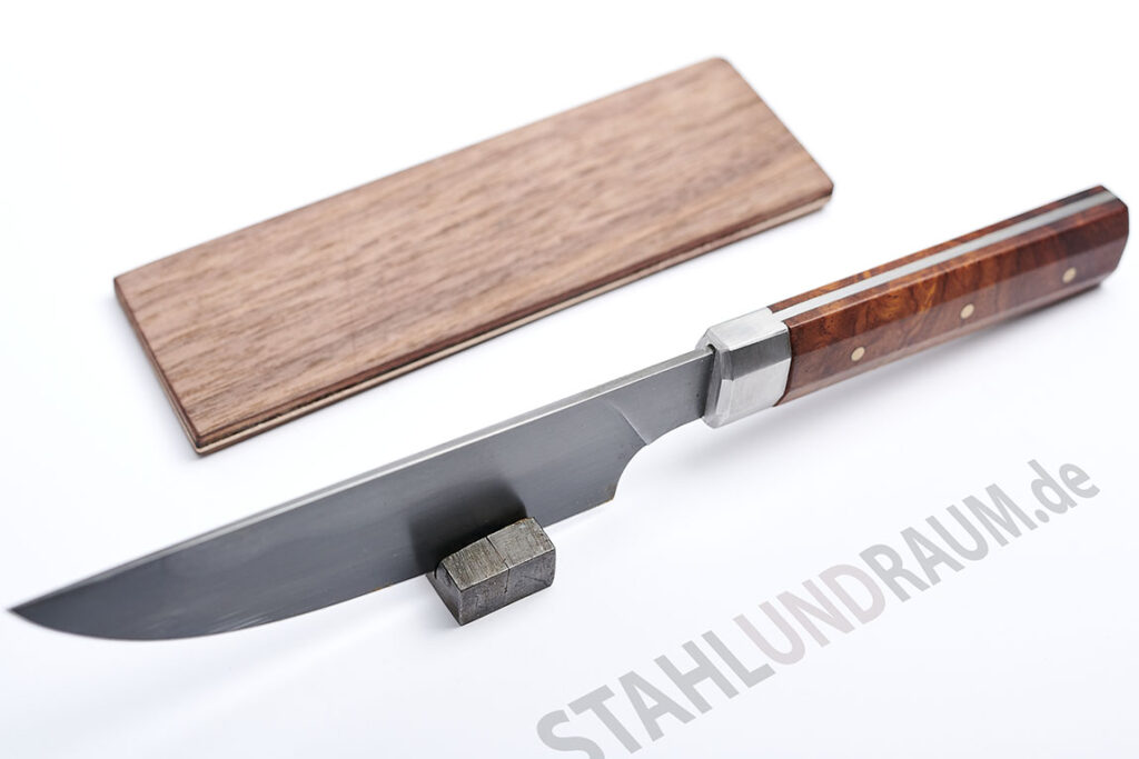 geschmiedetes Messer Berlin aus Kohlenstoff-Stahl mit Wüsteneisenholz