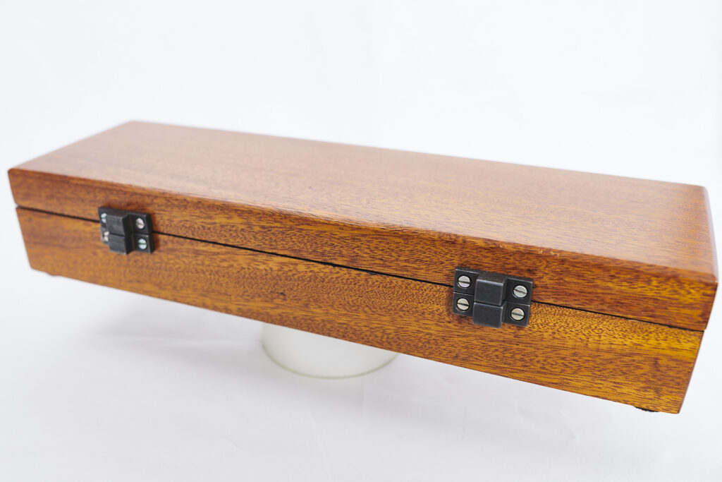 Eine hochwertige Holzbox aus Mahagoni für ein Tranchierbesteck.